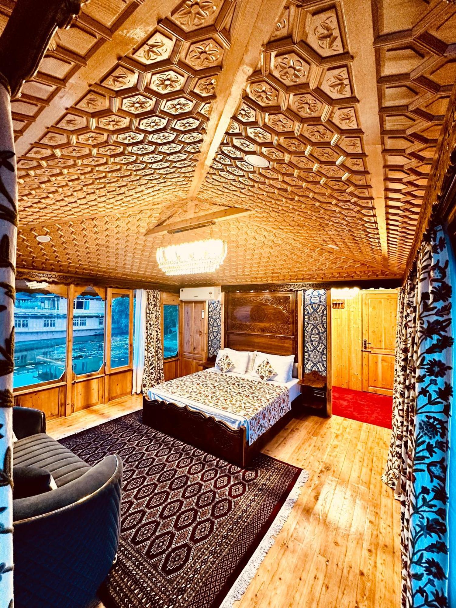 New Jacquline Heritage Houseboats Srīnagar Exteriör bild