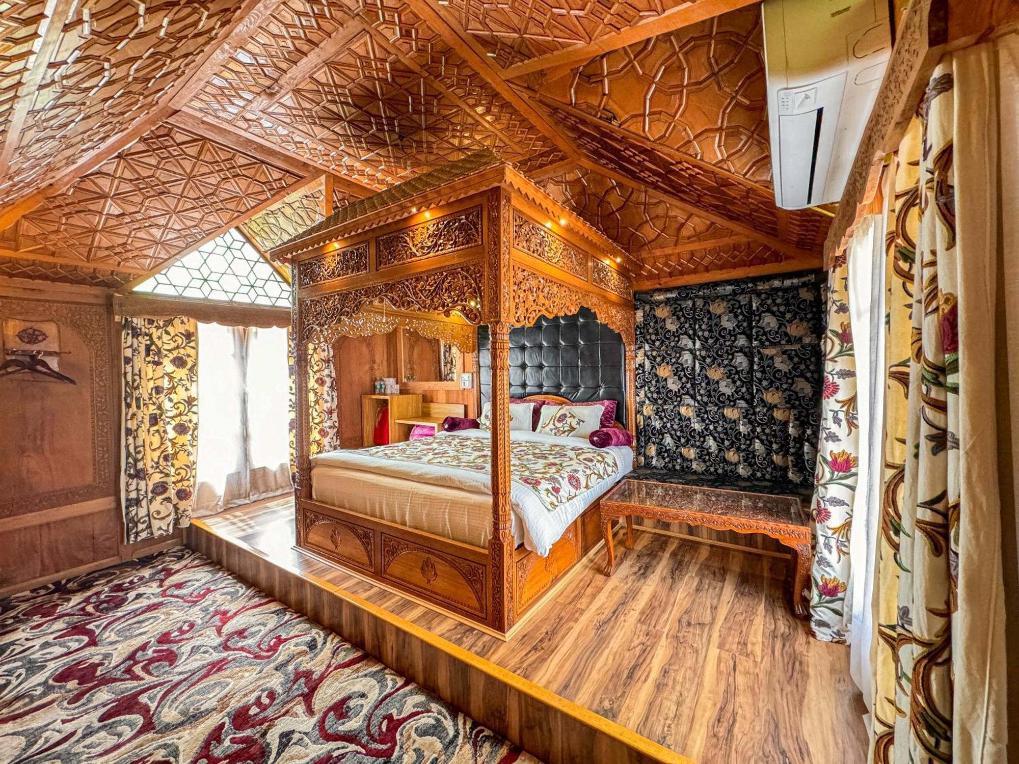 New Jacquline Heritage Houseboats Srīnagar Exteriör bild